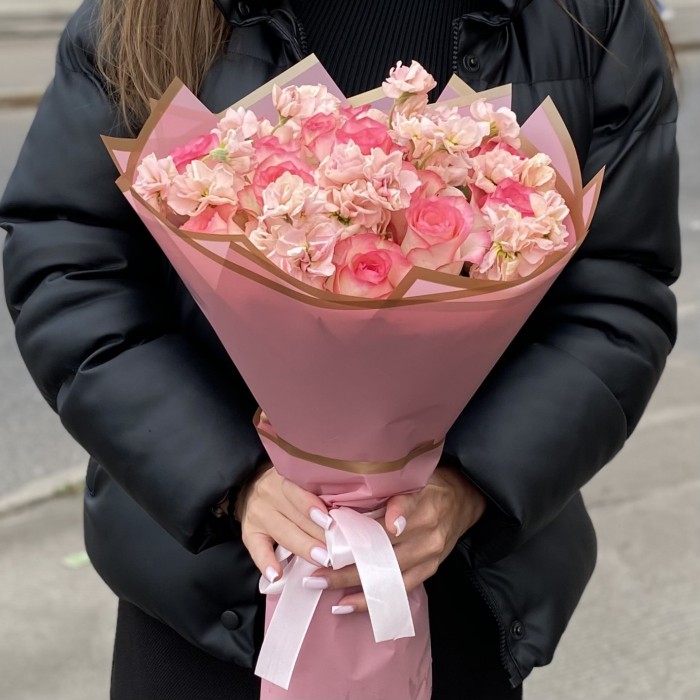 Букет с маттиолой и розами Романтическое утро